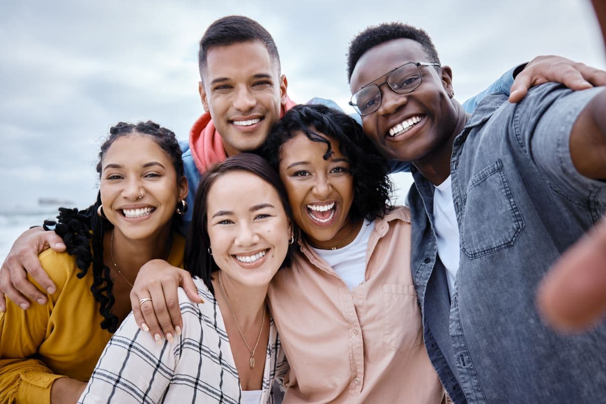 Can Cosmetic Tooth Contouring Correct the Visual Frame of a Noticeably Slanted Lower Jawline?
