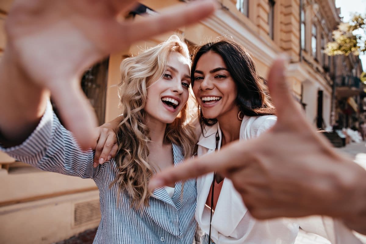 Can You Get a Smile Makeover That Uses Porcelain Veneers on the Top Teeth and Bonding on the Bottom?